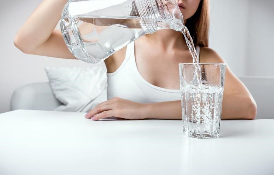 Das reichliche Getränk hilft bei der Behandlung von Zystitis